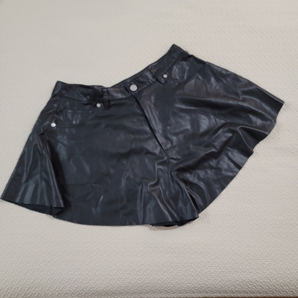 Blank NYC Black Faux Leather Shorts Flouncy Vegan Size 31 - Picture 4 of 14